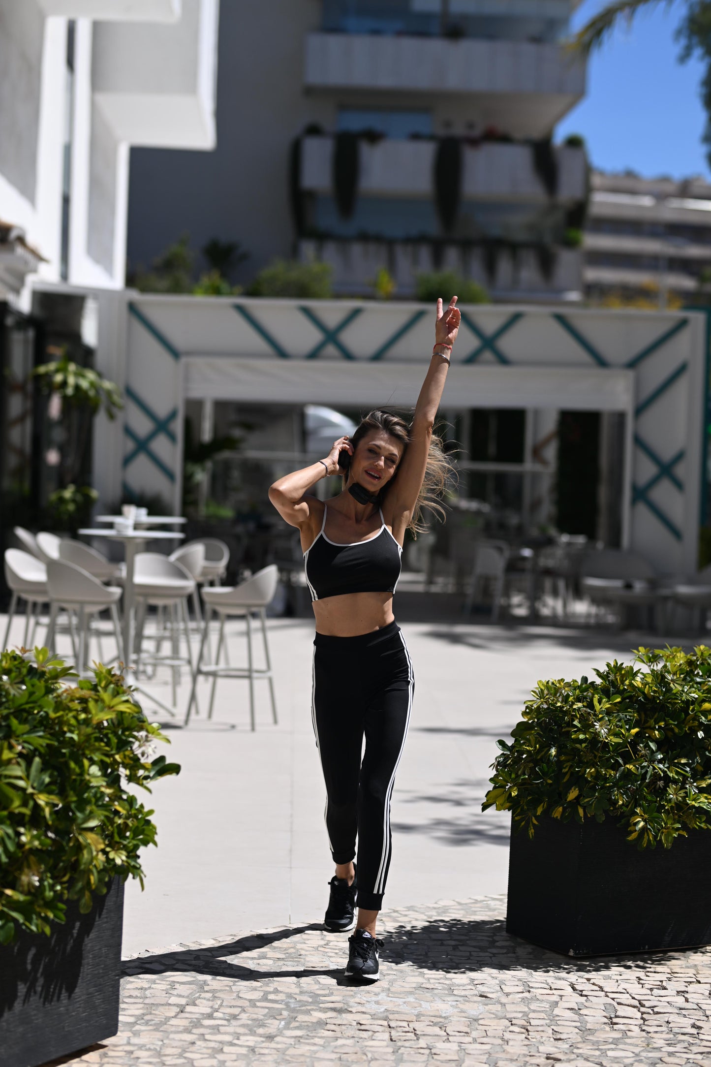 CROP TOP NOIR A DOUBLE BANDES BLANCHES