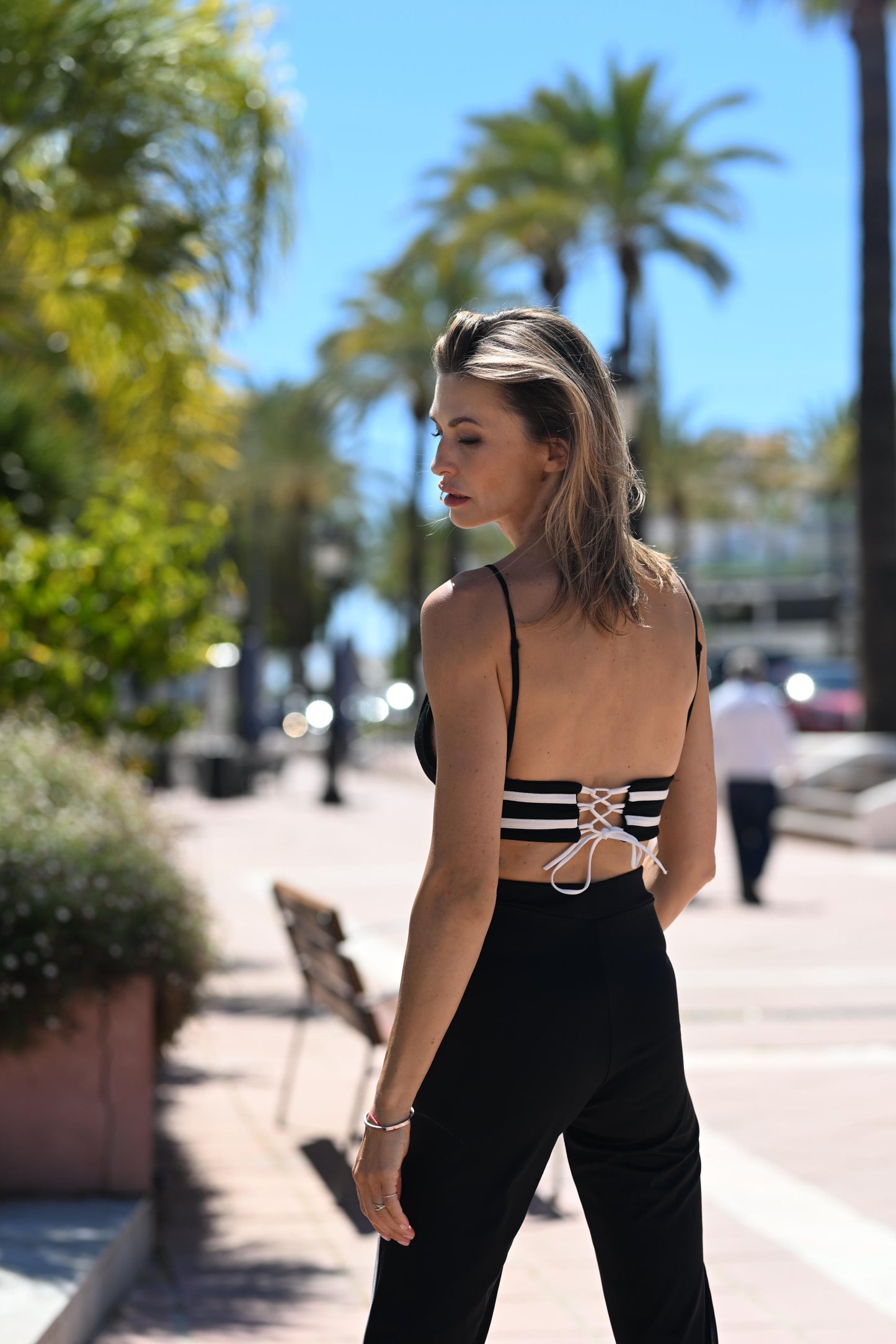 CROP TOP NOIR A DOUBLE BANDES BLANCHES